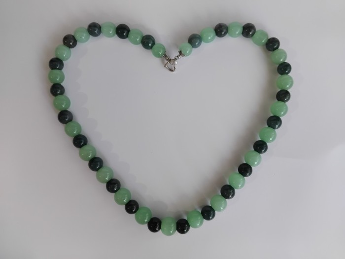 Colier jad verde in doua culori, deschis si inchis, cu inchizatoare de metal in forma de inima