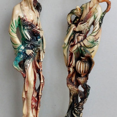 2 Statuete chinezesti 47cm sculptate si turnate in rasina osoasa, reconditionate