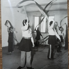 Copii repetand dansuri populare// fotografie de presa