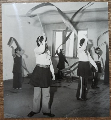 Copii repetand dansuri populare// fotografie de presa foto