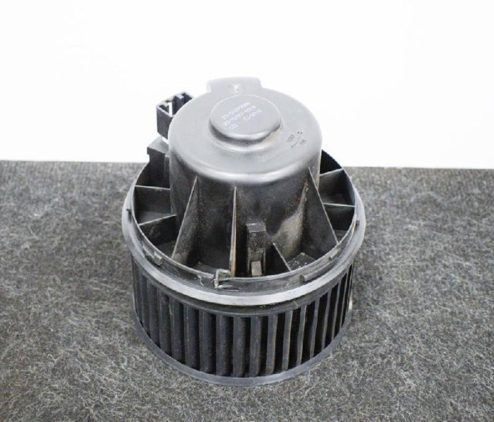 Ventilator aeroterma FORD KUGA II DM2 2013 OEM: AV6N-18456-DA1736007104 3485393