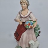 Bibelou portelan romanesc mat, vechi, vintage - Fata cu miel