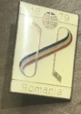 AMS2 Insignă vintage oficială de colecție Campionatul Mondial de Hochei pe Gheață din 1979 (Grupa B, Galați), emailată, reprezent&acirc;nd Rom&acirc;nia