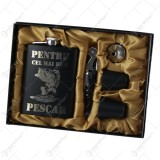 Set cadou &bdquo;Pentru cel mai bun Pescar&rdquo; Plosca cu palnie, 2 pahare si tirbuson