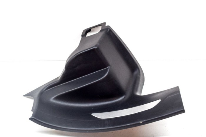 Ornament prag interior dreapta spate LAND ROVER RANGE ROVER VELAR L560 2019 OEM: J8A2-13244-A,J8A2-13244-B 13987704
