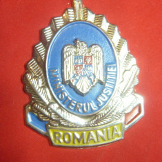Insigna Ministerul de Justitie Romania dupa 1990 ,metal si email ,l= 6,6cm