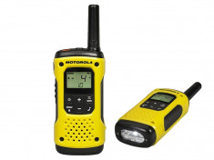 Set Statie Walkie Talkie, Motorola TLKR, lanterna cu LED incorporata, raza acoperire 10 km, waterproof, culoare galben foto