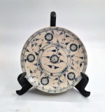 farfurie portelan B&aacute;t Tr&agrave;ng ceramica traditionala Vietnam 24,5 cm diametru crizanteme si arabescuri vintage anii 1970s monocrom