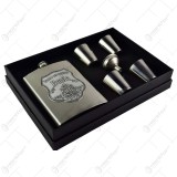 Set plosca cu palnie si 4 pahare din inox is cutie eleganta cu captuseala. cu decor embosat &ndash; Pentru cel mai bun Bunic