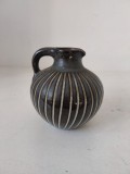 Vază ceramică mică vintage, formă globulară cu toartă, decor incizat vertical, glazură &icirc;nchisă, piesă decorativă nemarcată