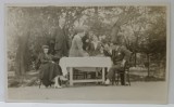 FOTOGRAFIE DE GRUP , CIVILI LA MASA , JUCAND SAH, IN CURTEA SPITALULUI COLTEA , FOTOGRAFIE FORMAT CARTE POSTALA, PERIOADA PRIMULUI RAZBOI MONDIAL