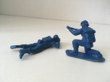* Lot 2 figurine soldati, plastic albastru, 5 cm si 8 cm