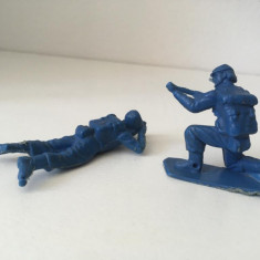 * Lot 2 figurine soldati, plastic albastru, 5 cm si 8 cm