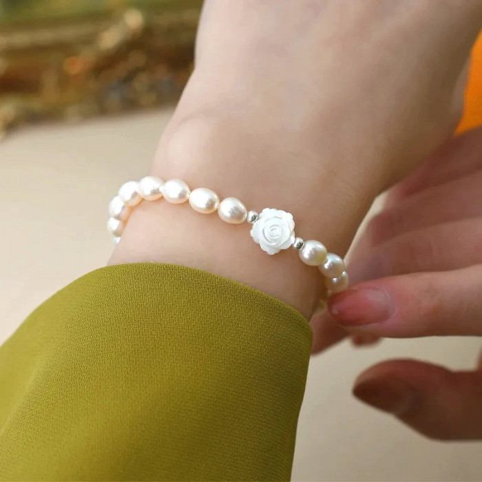 Bratara elastica, cu perle de cultura si floare din sidef, Erin (Marime: