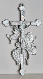 Crucifix vintage original turnat in fonta, ornamente vinicole, vechime 80 ani
