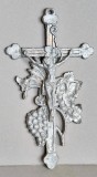 Crucifix vintage original turnat in fonta, ornamente viticole, vechime 80 ani