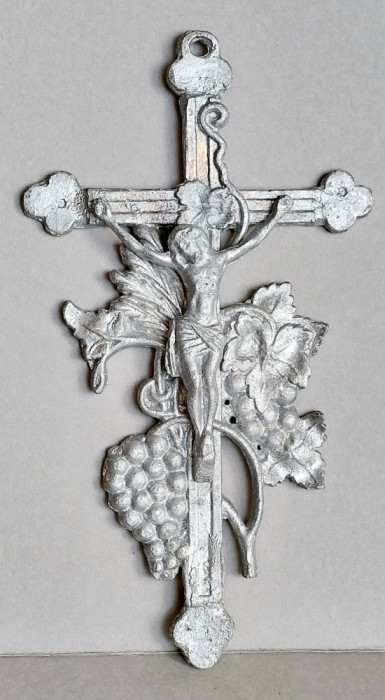 Crucifix vintage original turnat in fonta, ornamente viticole, vechime 80 ani