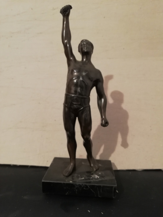 Statueta antimoniu, Atlet, h=21 cm, soclu 8x7 cm, stare foarte buna, cca 1930