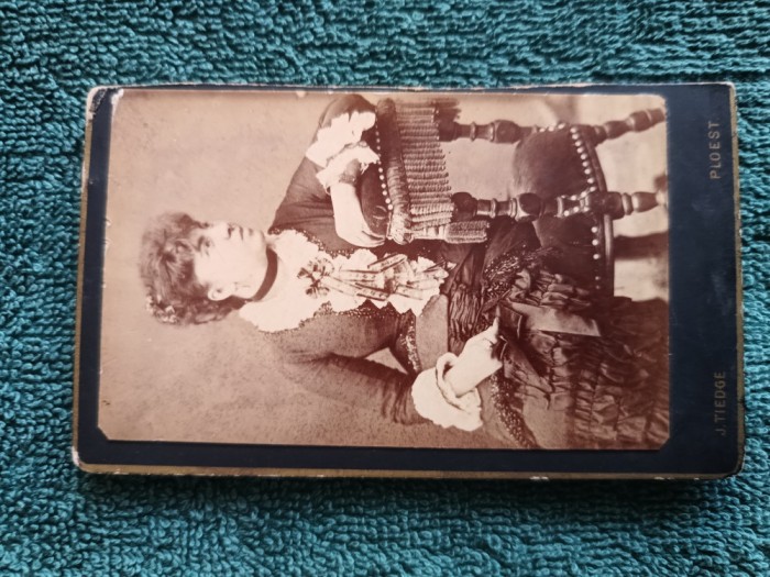 FOTOGRAFIE DE EPOCA anii 1880 , atelier TIEDGE -VIS A VIS HOTEL MURGULESCU ,PLOEST .Distinsa doamna .