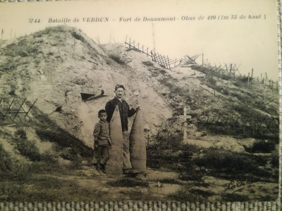 CP Primul razboi mondial, Verdun, obuz de 420, copil, Fort de Douaumont foto