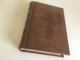 BIBLIA/ SANTA SCRIPTURA A VECHIULUI SI NOULUI TESTAMENT EDITIA 1874 IAȘI RETIPARITA LA LONDRA IN 1922 RECOPERTATA IN PIELE/ LUX ! FORMAT 19 X 14 CM.