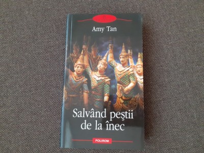 AMY TAN SALVAND PESTII DE LA INEC foto
