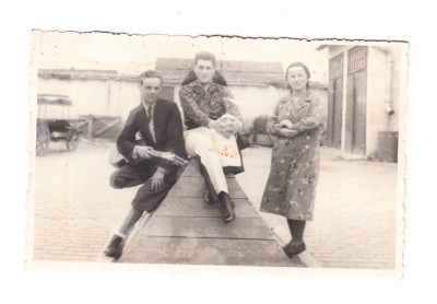 Fotografie tip CP grup personaje, unul cu chitara, nedatata, uzata foto