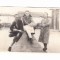 Fotografie tip CP grup personaje, unul cu chitara, nedatata, uzata