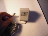 Alimentator provenienta SUA se alimenteaza la 110V, scoate 9V curent continuu, 600 mA, priza americana, verificat, este functional
