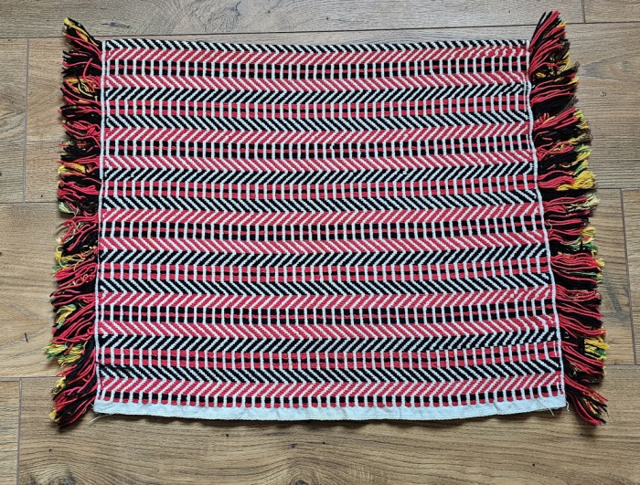VECHE FATA DE PERNA DECORATIVA, LUCRATA MANUAL