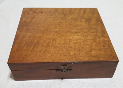 Caseta cutie din lemn probabil pt tigari anii 1930 - a avut montat Cifru Regal foto