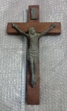 Crucifix din lemn si bronz 39 cm. defect mana dreapta