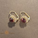 Cercei clasici placati cu aur , floare mare cu cristal zirconia mov
