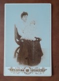 Fotografie pe carton, mama cu bebelusul in brate, inceput de secol XX