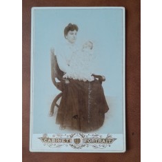 Fotografie pe carton, mama cu bebelusul in brate, inceput de secol XX