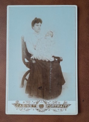Fotografie pe carton, mama cu bebelusul in brate, inceput de secol XX foto