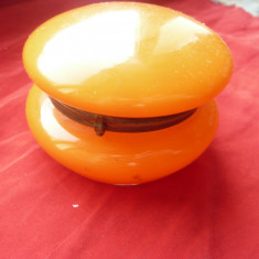 Caseta interbelica pt crema din sticla portocalie , montura bronz , d= 8cm,h=5cm