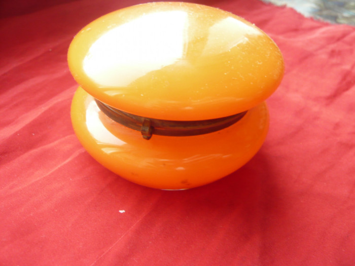Caseta interbelica pt crema din sticla portocalie , montura bronz , d= 8cm,h=5cm