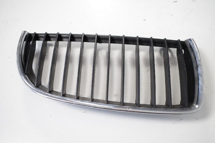 Grila dreapta față BMW 3 E90 2008 OEM: 7120008 3668446