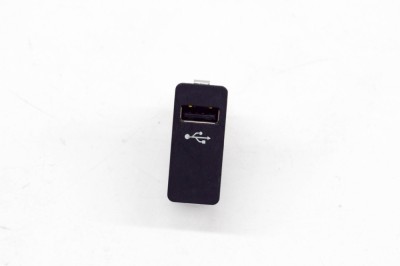 Port USB/AUX-In BMW i3 I01 2018 OEM: 6820397 13970851 foto
