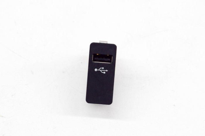 Port USB/AUX-In BMW i3 I01 2018 OEM: 6820397 13970851