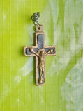D349-Cruce mica veche bronz cu insertie lemn anii 1900 posibil secol 19.