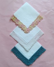 Lot de 3 batiste Vintage cu margine crosetata manual si broderie