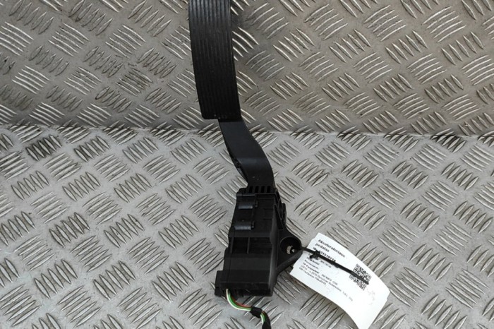 Pedala de accelerație INFINITI Q30 2019 OEM: A2463001804 31518118