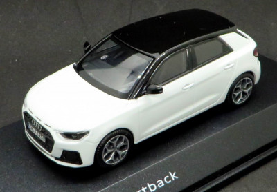 Schuco AUDI A1 sportsback ( white / black roof ) 2020 1:43 foto