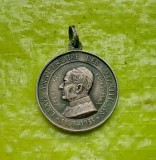 H60-Medalion Papa PIUS XI- Pontifux Maximus-Aniversarea aparitiei Fecioara din Lourdes 1853- 1933 alama argintata, stare foarte buna 2,1 cm.