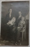Fotografie tip Carte postala, Familie parinti si doi copii, 1923