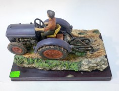 Statueta decor - Plugar cu tractor foto