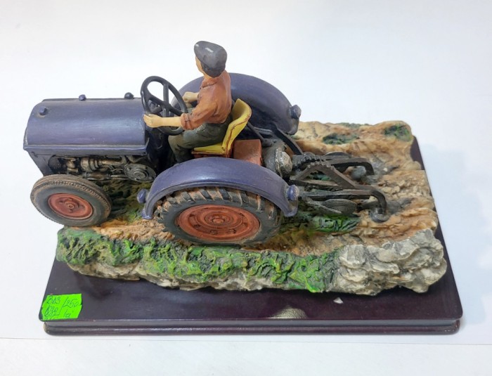 Statueta decor - Plugar cu tractor
