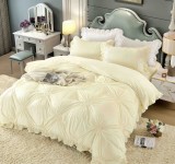 Cumpara ieftin Lenjerie de pat din catifea cu inimi brodate,4 piese,crem- A1376